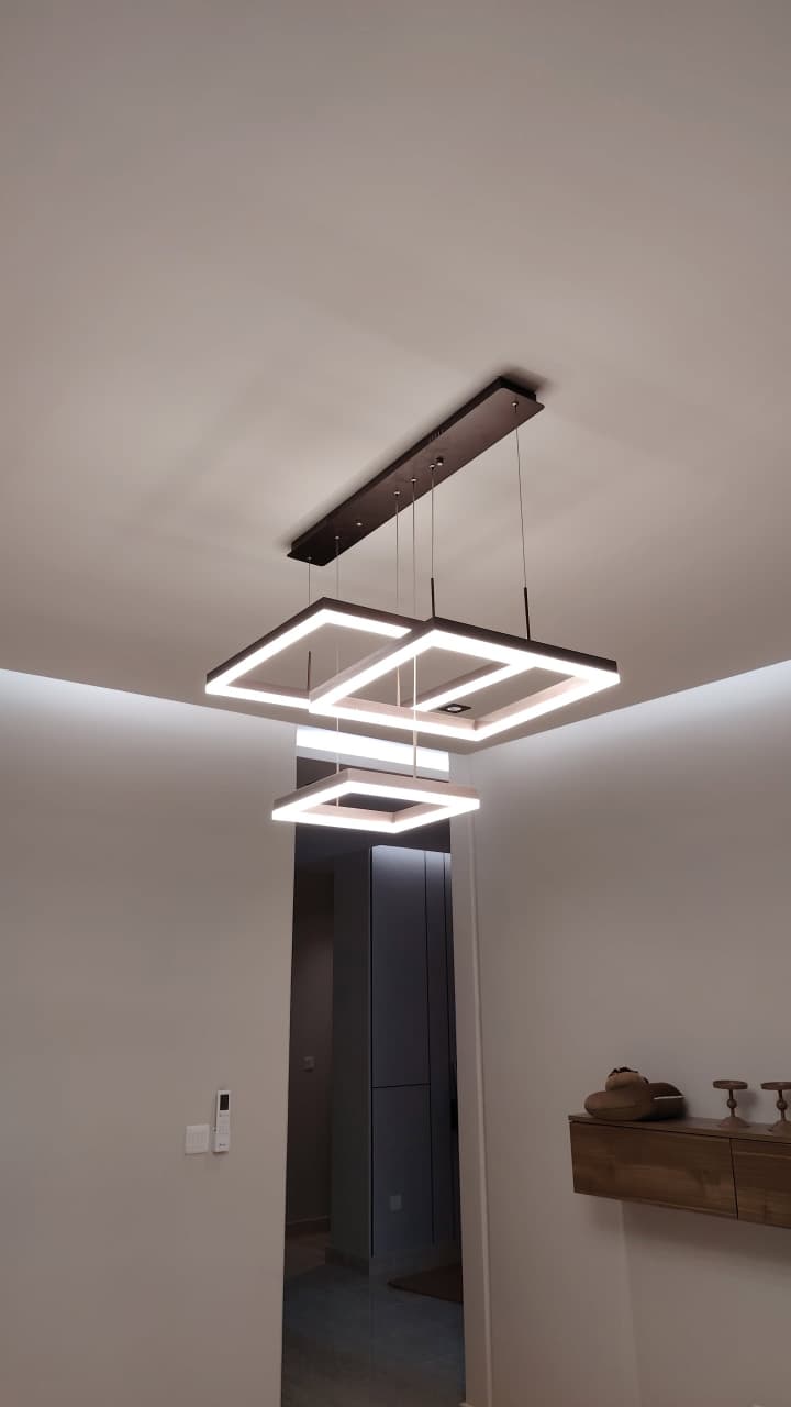 Sleek Modern Chandelier Installation: Geometric Elegance